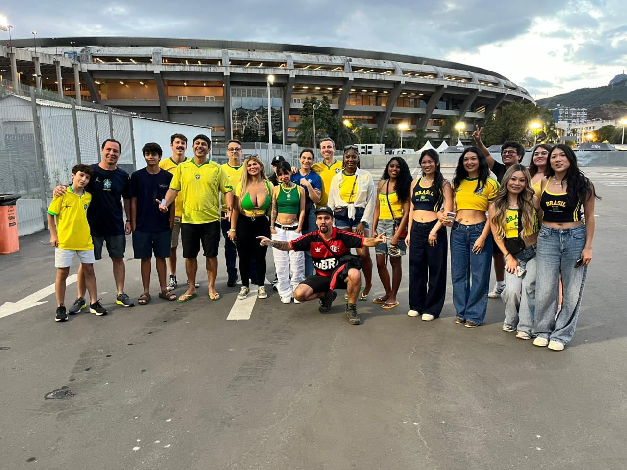 Grupo de turistas da experiência Maracanã Matchday posando para foto no estádio (3)