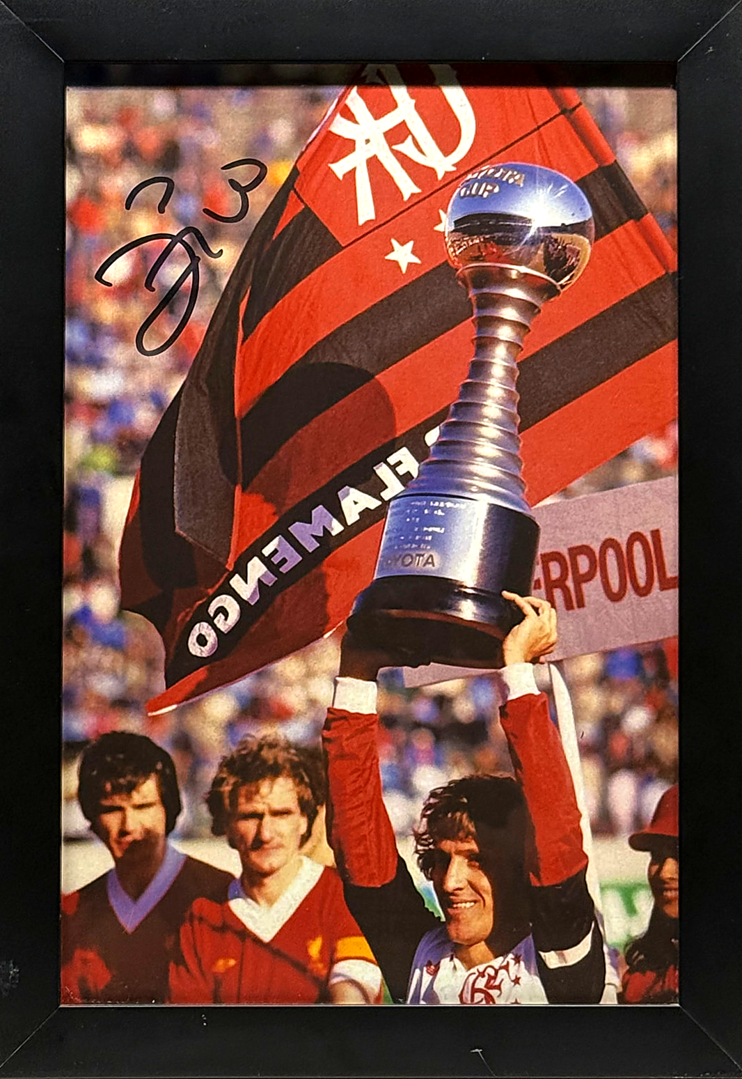 Quadro com fotografia autografada da conquista da Copa Intercontinental do Flamengo em 1981