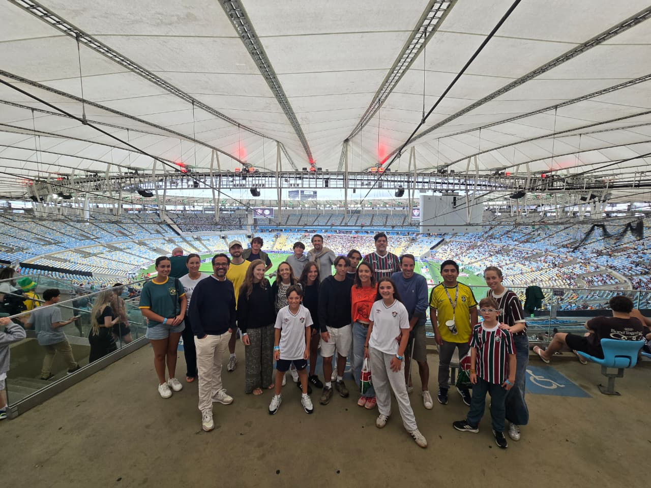 Grupo de turistas da experiência Maracanã Matchday posando para foto no estádio
