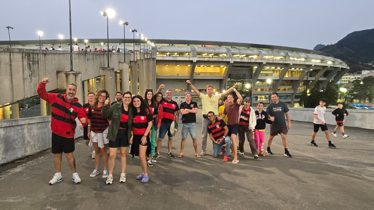 Grupo de turistas da experiência Maracanã Matchday posando para foto no estádio (2)
